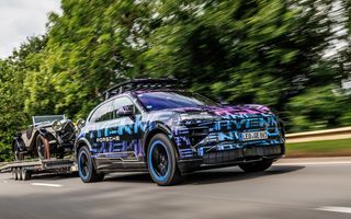 Imagini noi cu viitorul Porsche Cayenne electric: record pe celebra urcare de la Shelsley Walsh