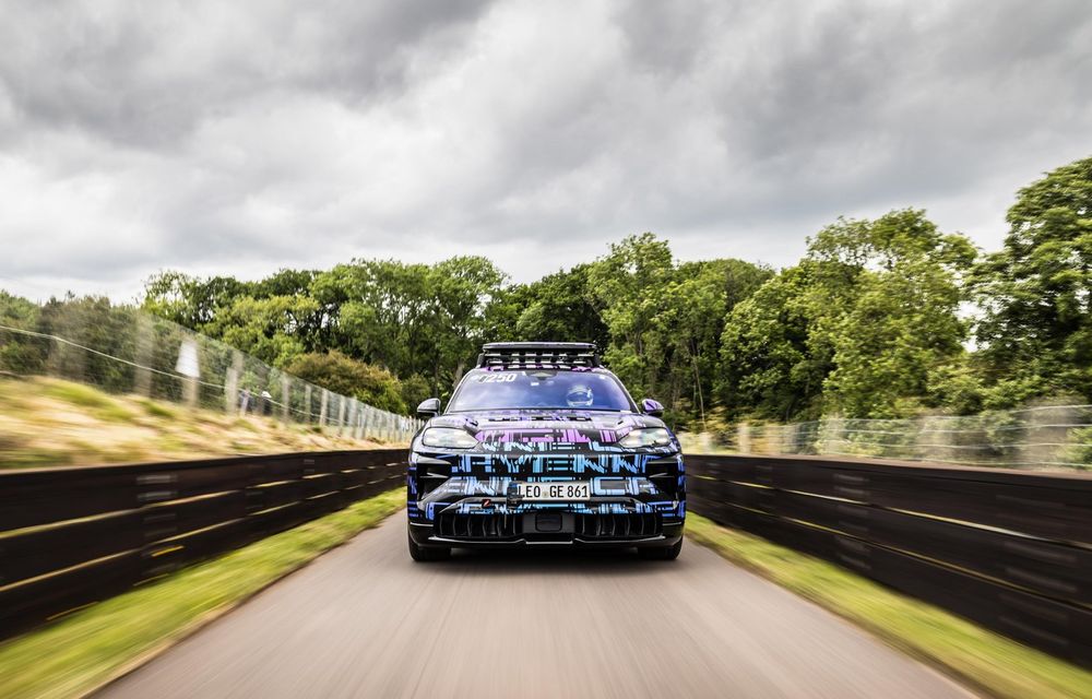 Imagini noi cu viitorul Porsche Cayenne electric: record pe celebra urcare de la Shelsley Walsh - Poza 5