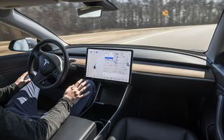 Tesla va lansa un nou model de conducere autonomă în septembrie