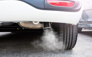 Mașinile mai vechi de 15 ani, supuse unor noi taxe de poluare din 2026