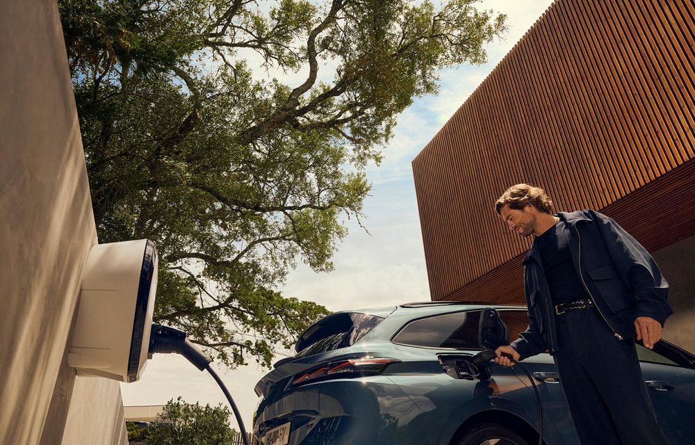 Noul Peugeot 308 facelift: siglă iluminată și autonomie crescută pentru versiunea electrică - Poza 28