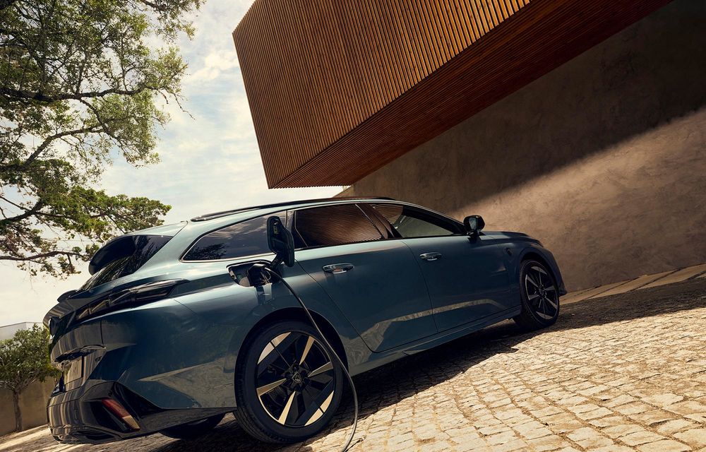 Noul Peugeot 308 facelift: siglă iluminată și autonomie crescută pentru versiunea electrică - Poza 13