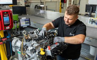 REPORTAJ: Prin ce trece noul motor fabricat în România înainte să ajungă sub capota mașinii?