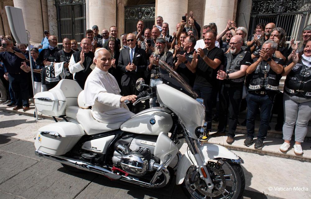 BMW a donat Papei Leon al XIV-lea o motocicletă. Va fi scoasă la licitație în scop caritabil - Poza 1