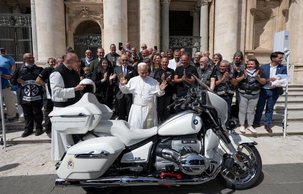 BMW a donat Papei Leon al XIV-lea o motocicletă. Va fi scoasă la licitație în scop caritabil - Poza 3