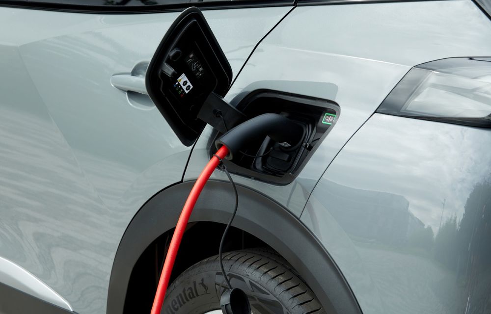 Stellantis schimbă macazul: va continua să vândă mașini cu motoare termice și după 2030 - Poza 1