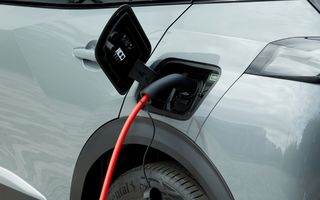 Stellantis schimbă macazul: va continua să vândă mașini cu motoare termice și după 2030