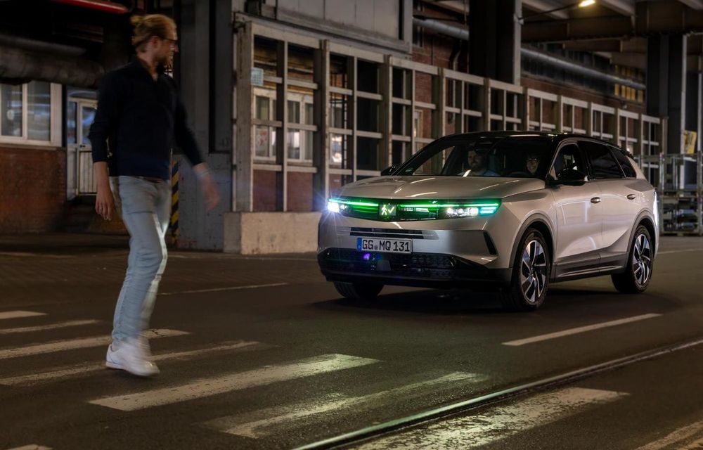 Opel: faruri inteligente care își schimbă culoarea pentru pietoni - Poza 1