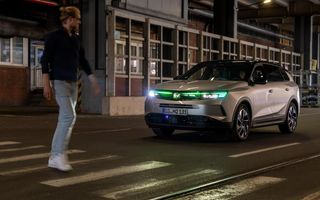 Opel: faruri inteligente care își schimbă culoarea pentru pietoni