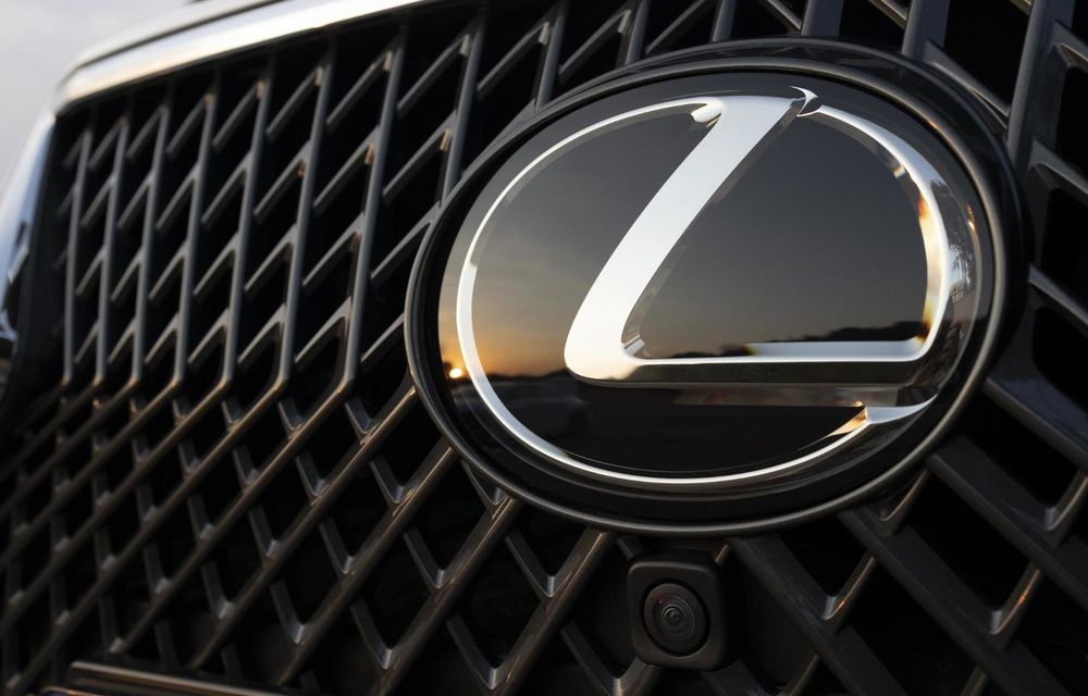 Lexus LS devine monovolum: prima imagine cu un concept cu 6 roți - Poza 1