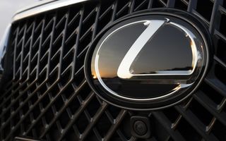 Lexus LS devine monovolum: prima imagine cu un concept cu 6 roți
