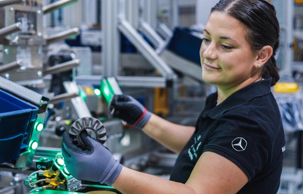 Mercedes-Benz a început să producă motoare electrice în România - Poza 4