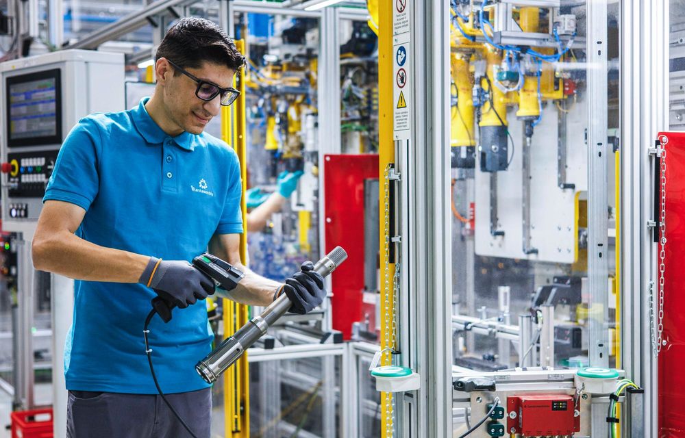 Mercedes-Benz a început să producă motoare electrice în România - Poza 9