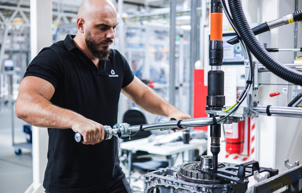 Mercedes-Benz a început să producă motoare electrice în România - Poza 11