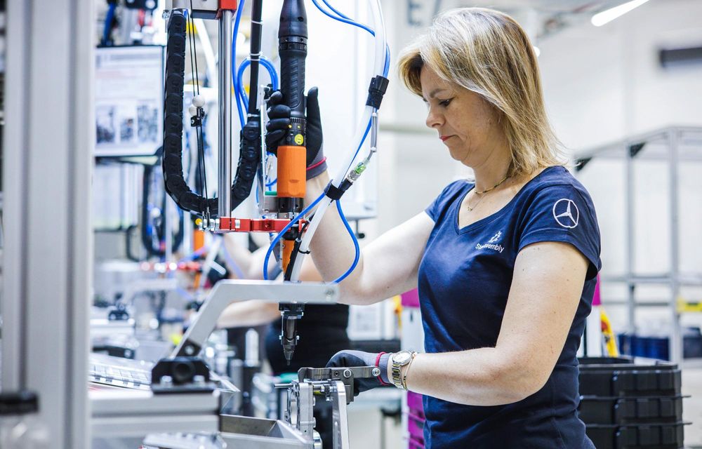 Mercedes-Benz a început să producă motoare electrice în România - Poza 12