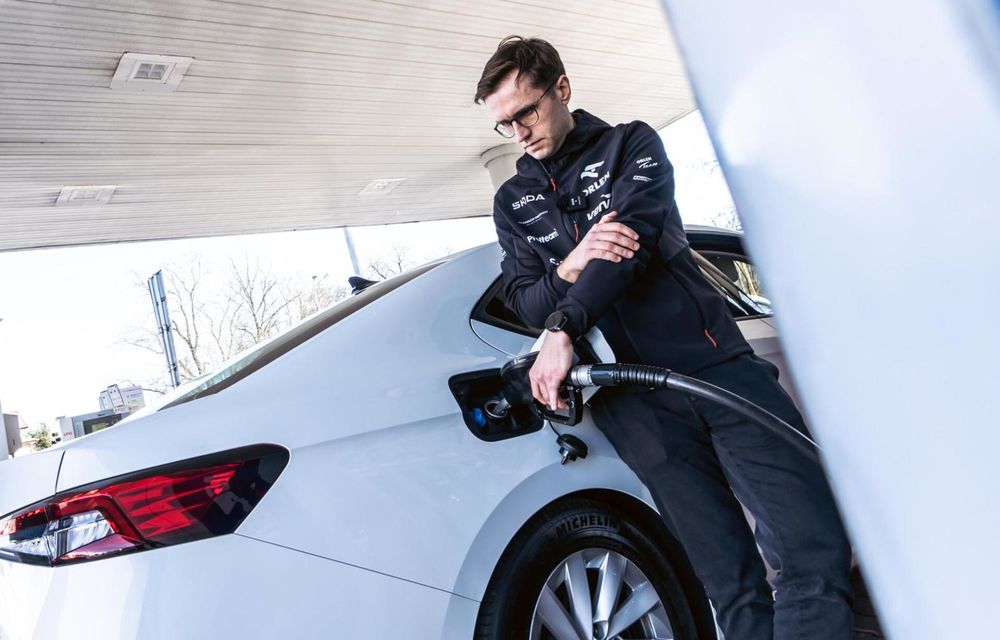 Record stabilit de Skoda Superb 2.0 TDI: 2.831 de kilometri cu un singur plin - Poza 1