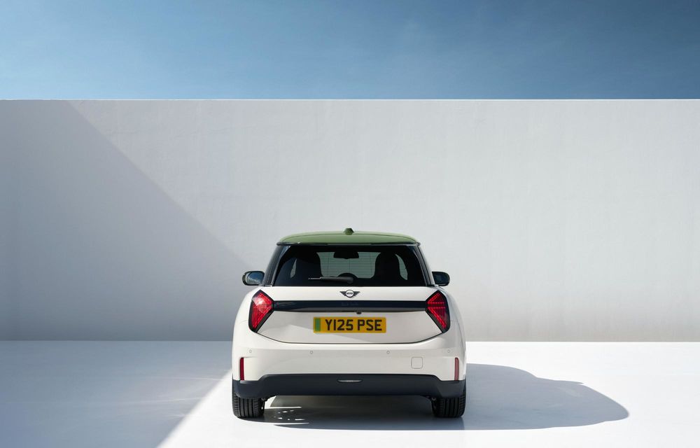 Noul Mini Cooper Paul Smith Edition, creat în colaborare cu celebrul creator de modă - Poza 40 Noul Mini Cooper Paul Smith Edition, creat în colaborare cu celebrul creator de modă - Poza 40