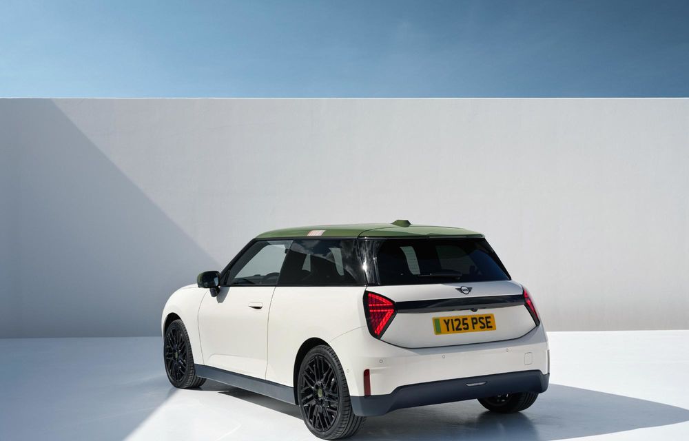 Noul Mini Cooper Paul Smith Edition, creat în colaborare cu celebrul creator de modă - Poza 42 Noul Mini Cooper Paul Smith Edition, creat în colaborare cu celebrul creator de modă - Poza 42