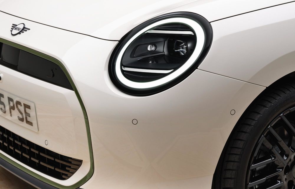 Noul Mini Cooper Paul Smith Edition, creat în colaborare cu celebrul creator de modă - Poza 7 Noul Mini Cooper Paul Smith Edition, creat în colaborare cu celebrul creator de modă - Poza 7