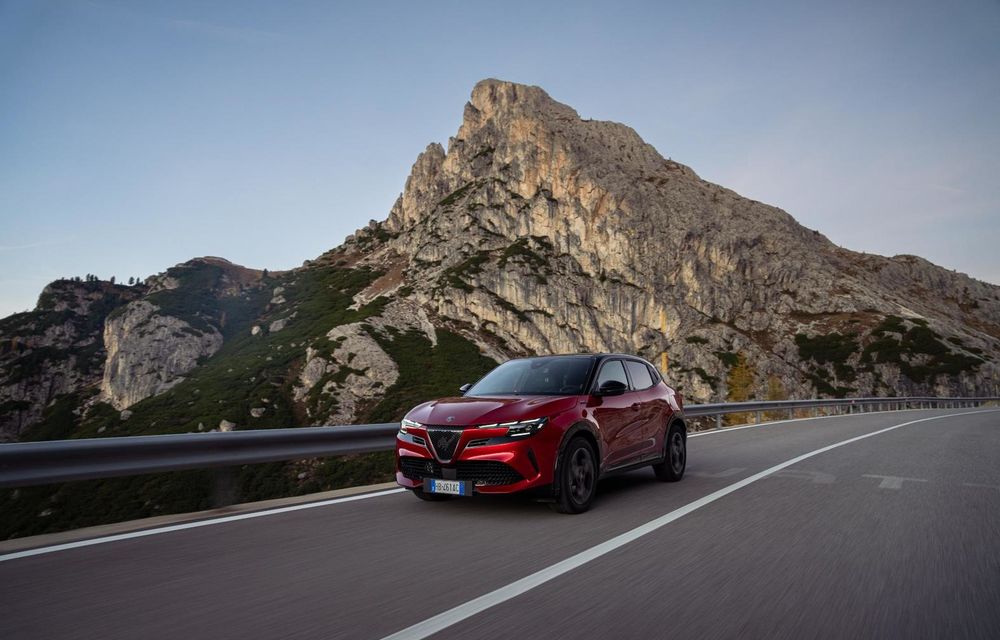 Echipare nouă pentru Alfa Romeo Junior: mai multe accente negre și tapițerie alcantara - Poza 1 Echipare nouă pentru Alfa Romeo Junior: mai multe accente negre și tapițerie alcantara - Poza 1