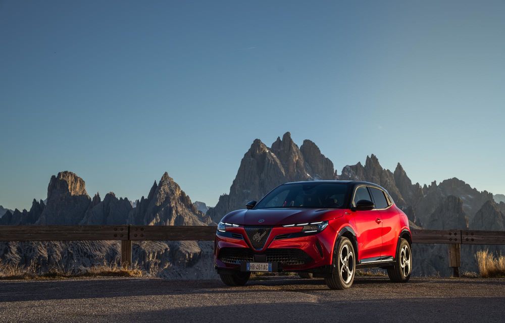 Echipare nouă pentru Alfa Romeo Junior: mai multe accente negre și tapițerie alcantara - Poza 2 Echipare nouă pentru Alfa Romeo Junior: mai multe accente negre și tapițerie alcantara - Poza 2