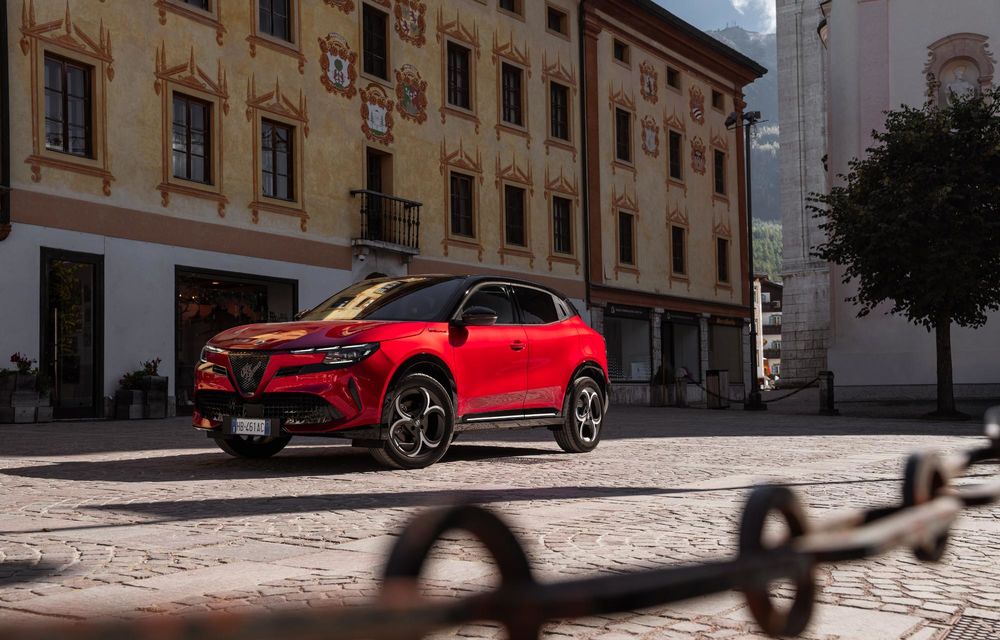 Echipare nouă pentru Alfa Romeo Junior: mai multe accente negre și tapițerie alcantara - Poza 3 Echipare nouă pentru Alfa Romeo Junior: mai multe accente negre și tapițerie alcantara - Poza 3