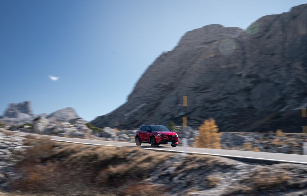 Echipare nouă pentru Alfa Romeo Junior: mai multe accente negre și tapițerie alcantara - Poza 6 Echipare nouă pentru Alfa Romeo Junior: mai multe accente negre și tapițerie alcantara - Poza 6