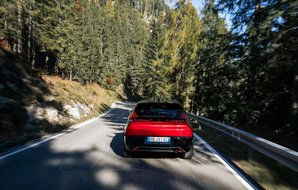 Echipare nouă pentru Alfa Romeo Junior: mai multe accente negre și tapițerie alcantara - Poza 9 Echipare nouă pentru Alfa Romeo Junior: mai multe accente negre și tapițerie alcantara - Poza 9