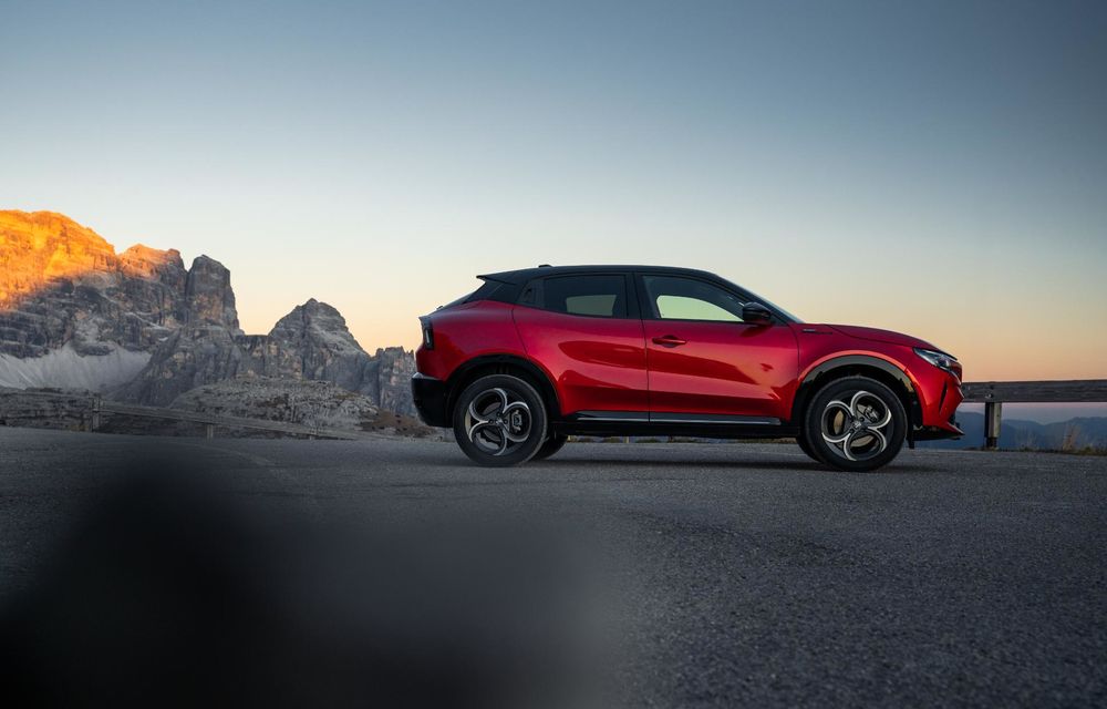 Echipare nouă pentru Alfa Romeo Junior: mai multe accente negre și tapițerie alcantara - Poza 10 Echipare nouă pentru Alfa Romeo Junior: mai multe accente negre și tapițerie alcantara - Poza 10