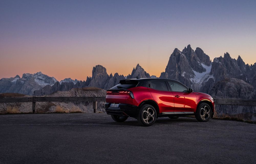 Echipare nouă pentru Alfa Romeo Junior: mai multe accente negre și tapițerie alcantara - Poza 11 Echipare nouă pentru Alfa Romeo Junior: mai multe accente negre și tapițerie alcantara - Poza 11