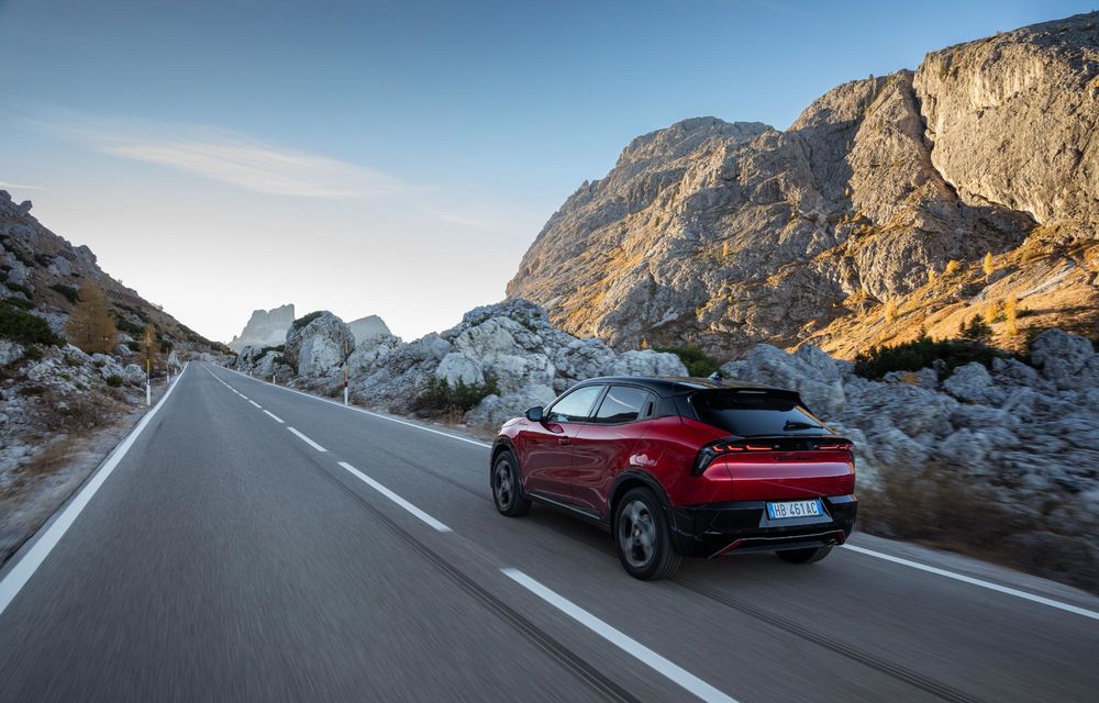 Echipare nouă pentru Alfa Romeo Junior: mai multe accente negre și tapițerie alcantara - Poza 12 Echipare nouă pentru Alfa Romeo Junior: mai multe accente negre și tapițerie alcantara - Poza 12