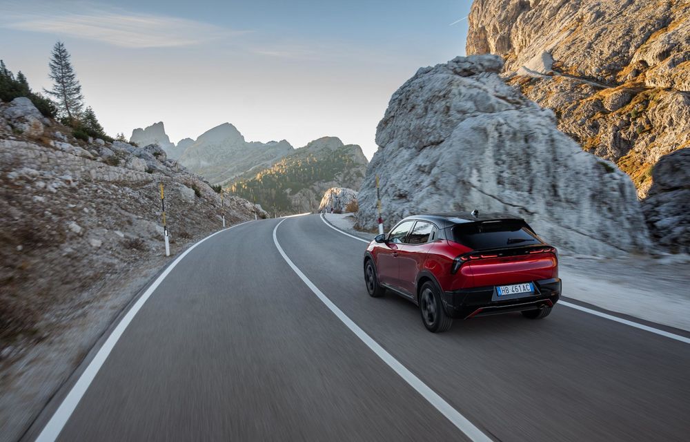 Echipare nouă pentru Alfa Romeo Junior: mai multe accente negre și tapițerie alcantara - Poza 13 Echipare nouă pentru Alfa Romeo Junior: mai multe accente negre și tapițerie alcantara - Poza 13