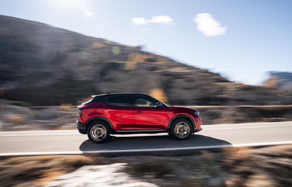 Echipare nouă pentru Alfa Romeo Junior: mai multe accente negre și tapițerie alcantara - Poza 15 Echipare nouă pentru Alfa Romeo Junior: mai multe accente negre și tapițerie alcantara - Poza 15