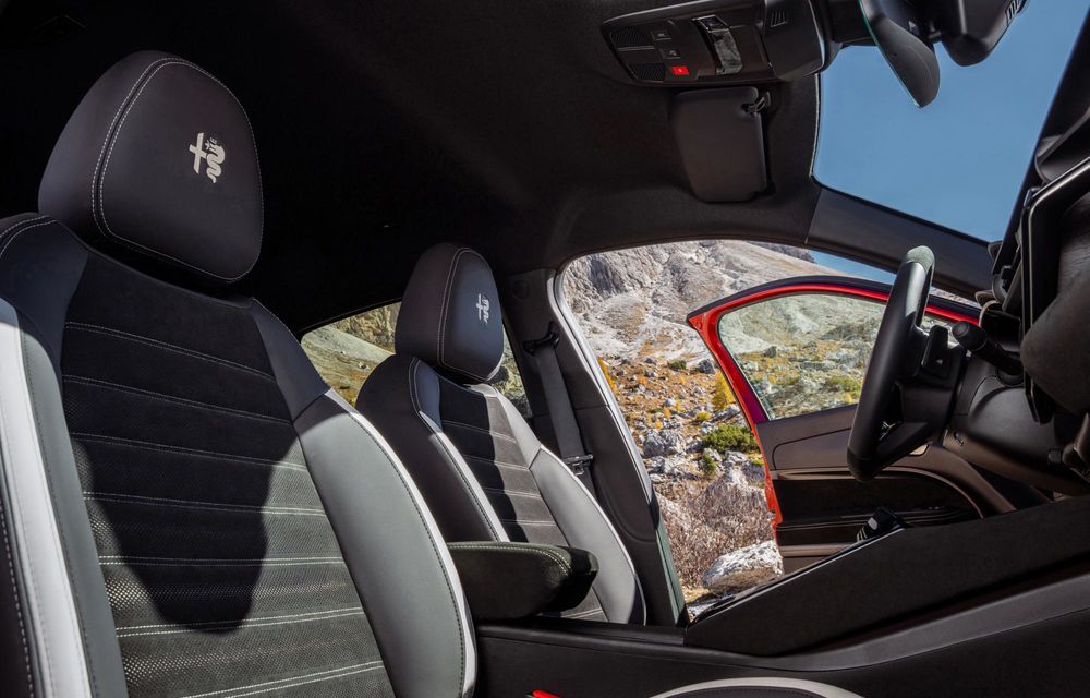 Echipare nouă pentru Alfa Romeo Junior: mai multe accente negre și tapițerie alcantara - Poza 17 Echipare nouă pentru Alfa Romeo Junior: mai multe accente negre și tapițerie alcantara - Poza 17