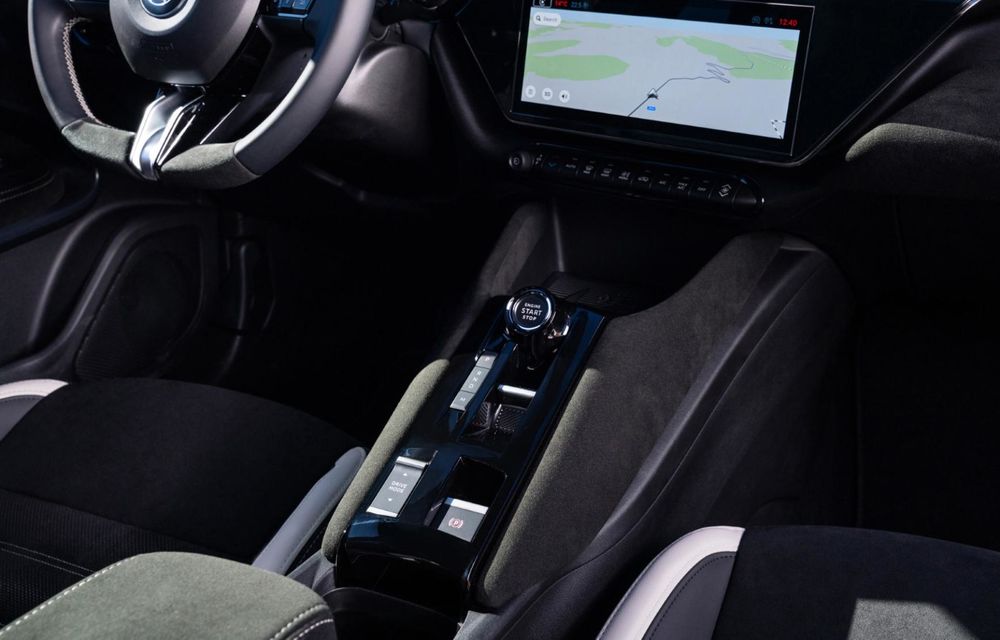 Echipare nouă pentru Alfa Romeo Junior: mai multe accente negre și tapițerie alcantara - Poza 18 Echipare nouă pentru Alfa Romeo Junior: mai multe accente negre și tapițerie alcantara - Poza 18