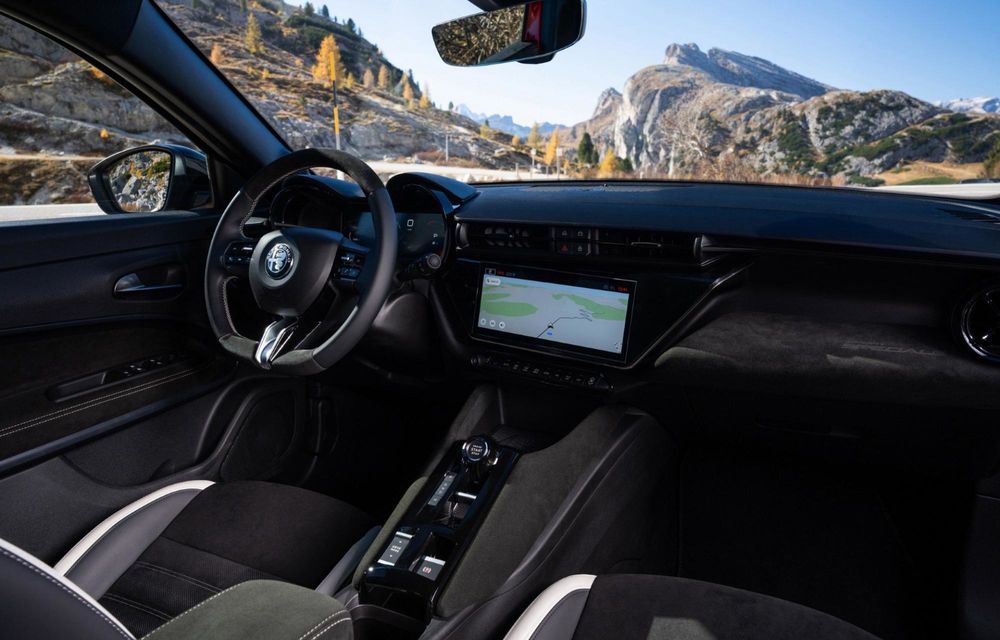 Echipare nouă pentru Alfa Romeo Junior: mai multe accente negre și tapițerie alcantara - Poza 19 Echipare nouă pentru Alfa Romeo Junior: mai multe accente negre și tapițerie alcantara - Poza 19