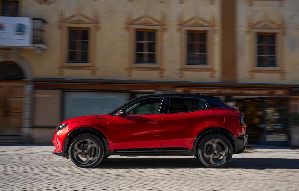 Echipare nouă pentru Alfa Romeo Junior: mai multe accente negre și tapițerie alcantara - Poza 7 Echipare nouă pentru Alfa Romeo Junior: mai multe accente negre și tapițerie alcantara - Poza 7