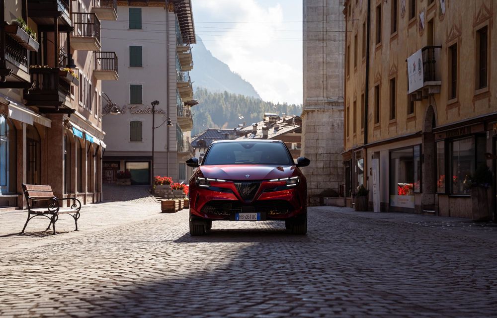 Echipare nouă pentru Alfa Romeo Junior: mai multe accente negre și tapițerie alcantara - Poza 4 Echipare nouă pentru Alfa Romeo Junior: mai multe accente negre și tapițerie alcantara - Poza 4