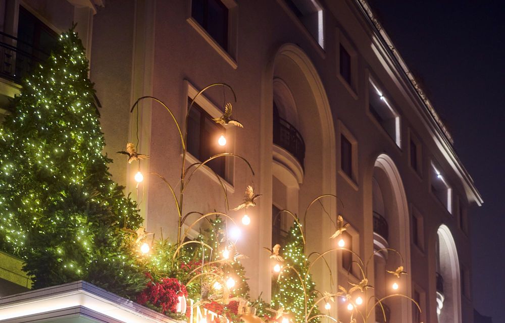 Două exemplare speciale BMW Seria 7 expuse în București: vopsea de 22.000 de euro - Poza 2 Două exemplare speciale BMW Seria 7 expuse în București: vopsea de 22.000 de euro - Poza 2