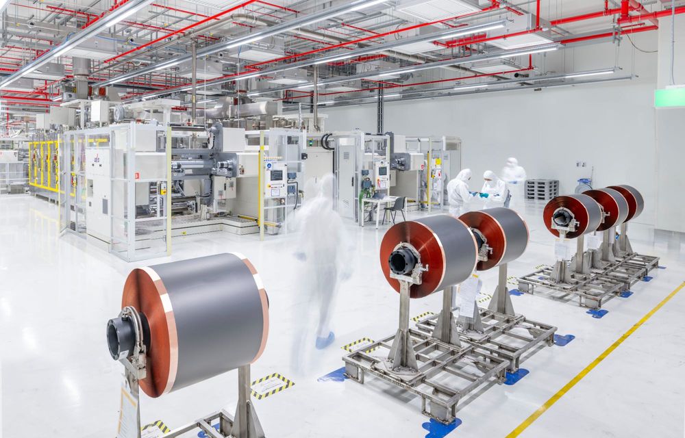 Volkswagen a început să producă baterii la noua sa uzină din Germania - Poza 4