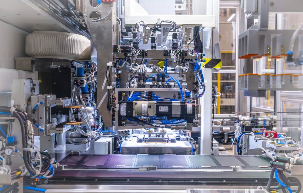 Volkswagen a început să producă baterii la noua sa uzină din Germania - Poza 8