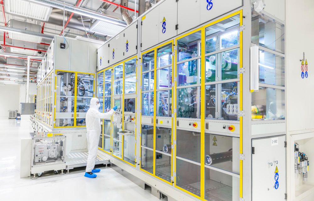 Volkswagen a început să producă baterii la noua sa uzină din Germania - Poza 9