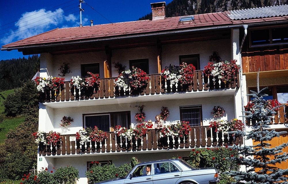 Mașina unei generații: Mercedes-Benz celebrează 50 de ani de la debutul seriei 123 - Poza 13