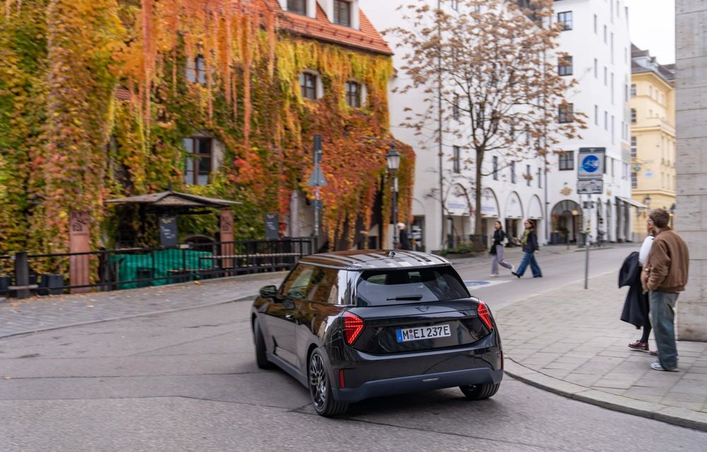Ediție specială Paul Smith pentru întreaga familie Mini Cooper. Disponibilă și în România - Poza 20