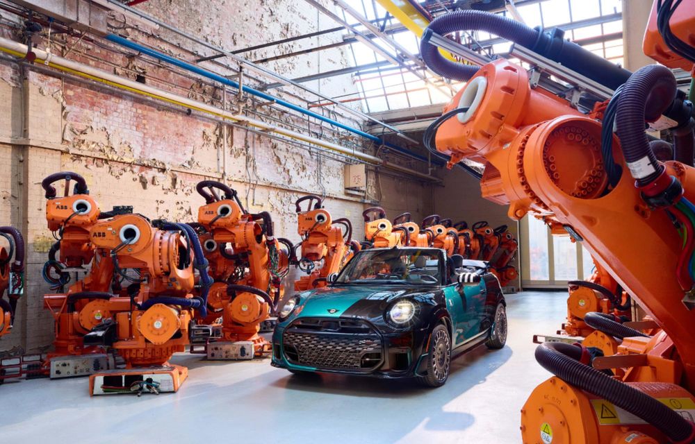 Mini a creat un exemplar unicat al lui Cooper JCW Convertible pentru un client din SUA - Poza 4 Mini a creat un exemplar unicat al lui Cooper JCW Convertible pentru un client din SUA - Poza 4