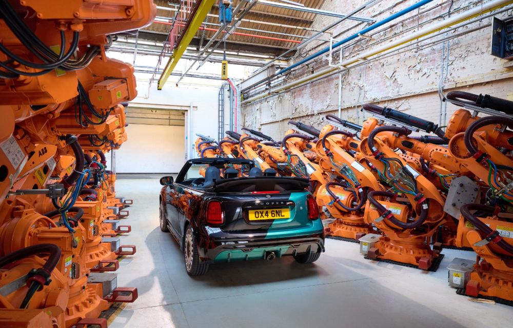 Mini a creat un exemplar unicat al lui Cooper JCW Convertible pentru un client din SUA - Poza 8 Mini a creat un exemplar unicat al lui Cooper JCW Convertible pentru un client din SUA - Poza 8