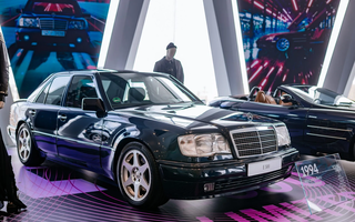 Piesă de muzeu: ultimul Mercedes-Benz E 500 este expus la muzeul mărcii germane Piesă de muzeu: ultimul Mercedes-Benz E 500 este expus la muzeul mărcii germane
