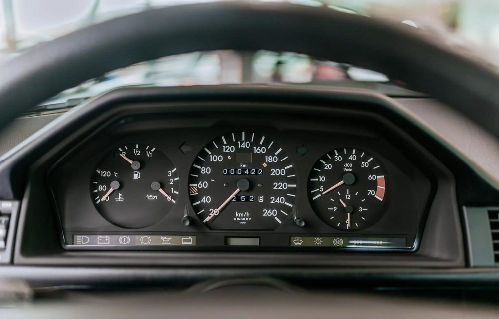 Piesă de muzeu: ultimul Mercedes-Benz E 500 este expus la muzeul mărcii germane - Poza 4 Piesă de muzeu: ultimul Mercedes-Benz E 500 este expus la muzeul mărcii germane - Poza 4