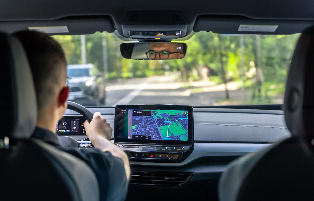 (P) Navigații auto dedicate vs universale: diferențe pe care trebuie să le știi - Poza 1