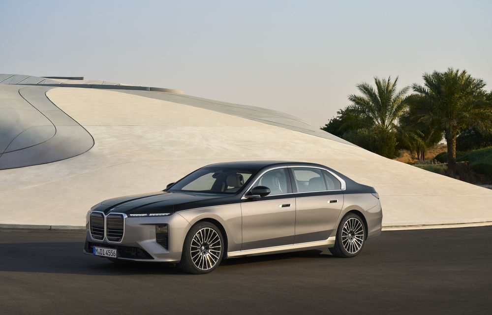 Noul BMW Seria 7 facelift: ecran pentru pasager și 727 km autonomie pentru versiunea electrică - Poza 1